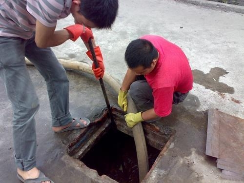 太原迎泽大街附近疏通下水管道堵塞 冒水